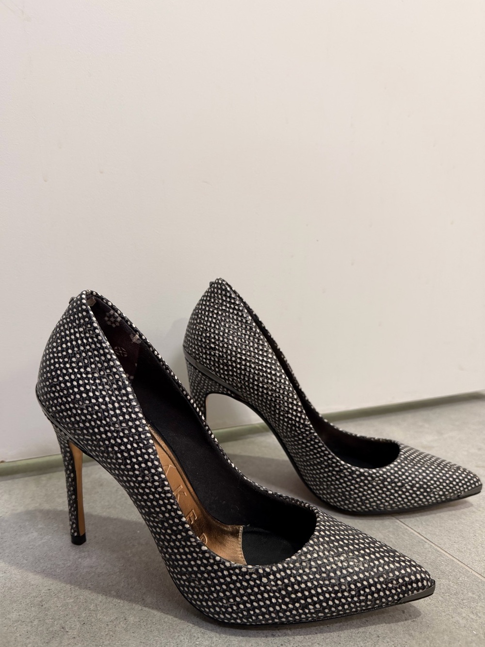 Ted Baker London Izbelos Black White Snake Print Pointed Toe Heels Sz 8/38.5